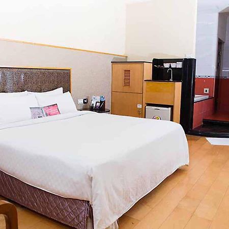 Royal Group Motel Chien Kuo Branch Kaohsiung Buitenkant foto
