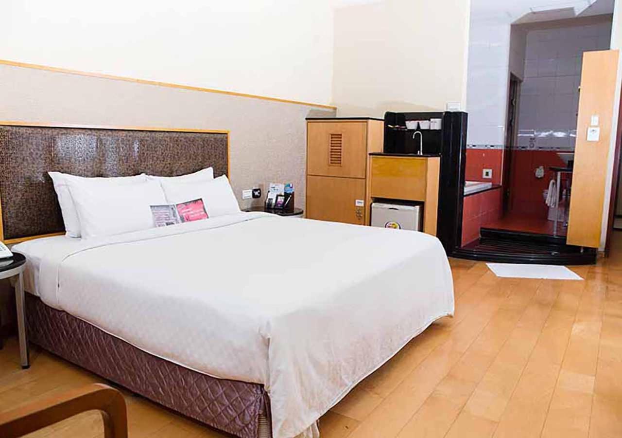 Royal Group Motel Chien Kuo Branch Kaohsiung Buitenkant foto