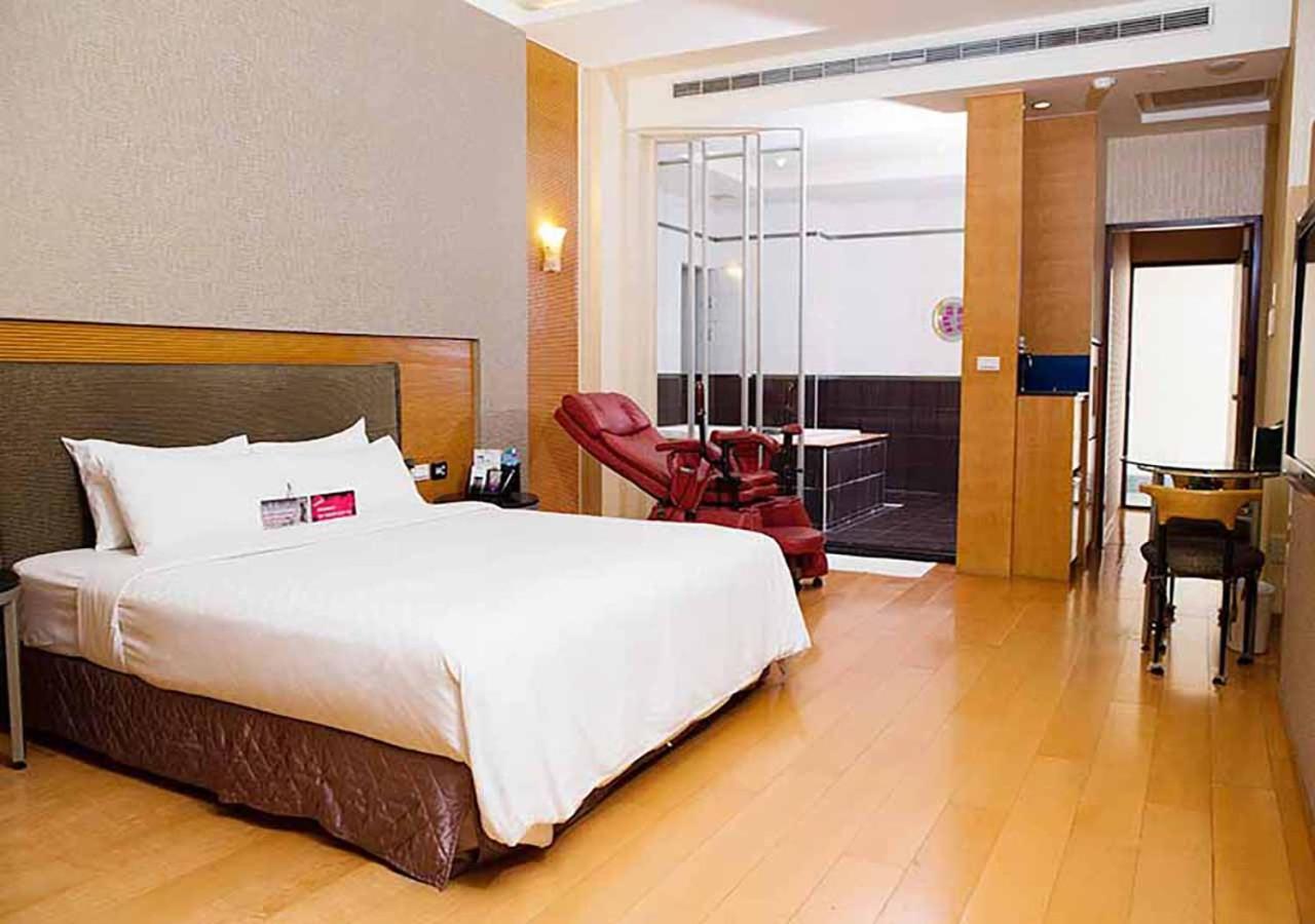 Royal Group Motel Chien Kuo Branch Kaohsiung Buitenkant foto